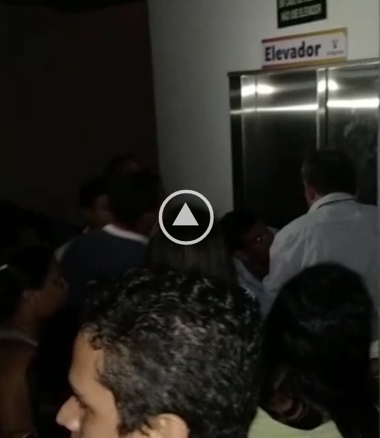 VÍDEO – Universitária fica presa em elevador do Pitágoras
