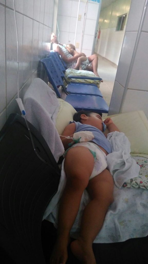 IMAGENS – Cadeiras são usadas como macas no Hospital da Criança, em SLZ