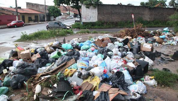PAÇO DO LUMIAR – 7 dias sem coleta de lixo deixa a cidade fedida