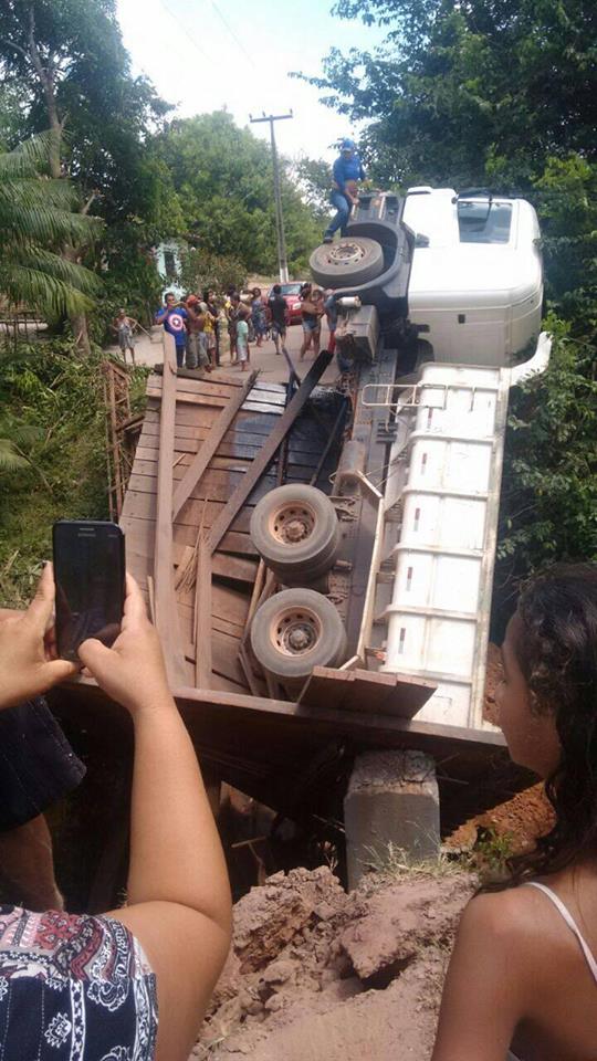 Caminhão tomba em ponte que liga Presidente Juscelino a Axixá/Morros