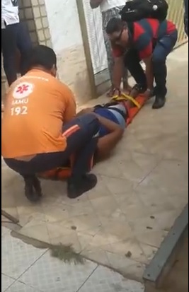 VÍDEO – Funcionária da prefeitura de Paço do Lumiar cai de escada; sem ambulância no município, SAMU de Ribamar socorre vítima