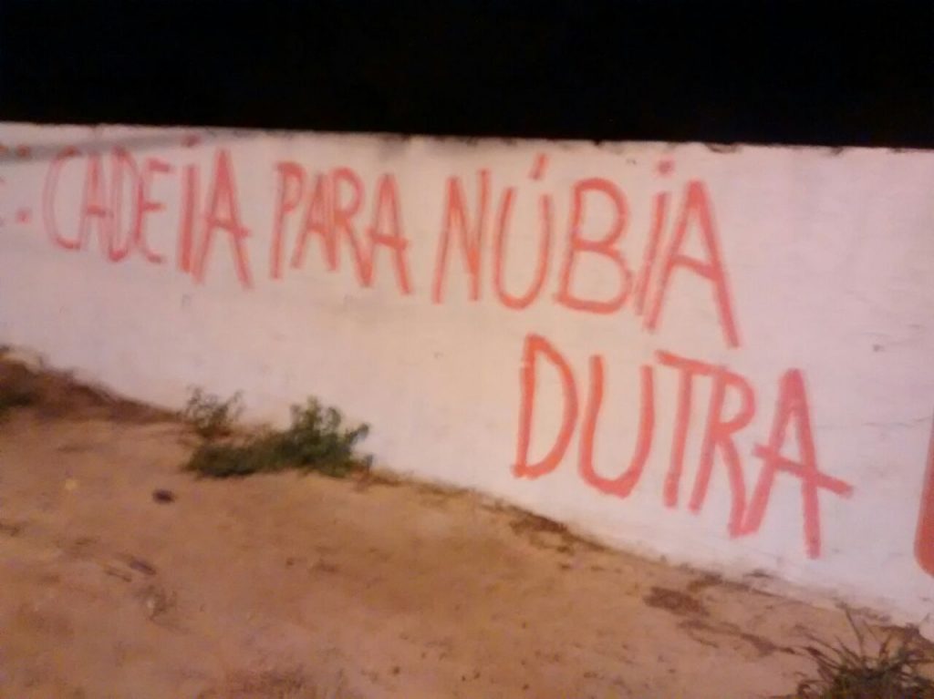 VÍDEO – Muros amanhecem pichados com “Cadeia para Núbia Dutra”