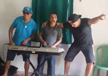 AGORA LASCOU! Filho do presidente da câmara faz música esculhambando o prefeito de Cachoeira Grande