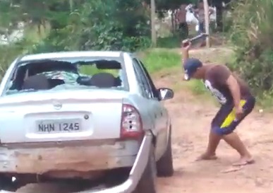 VÍDEO – Homem cai em blitz e destrói carro em Ribamar
