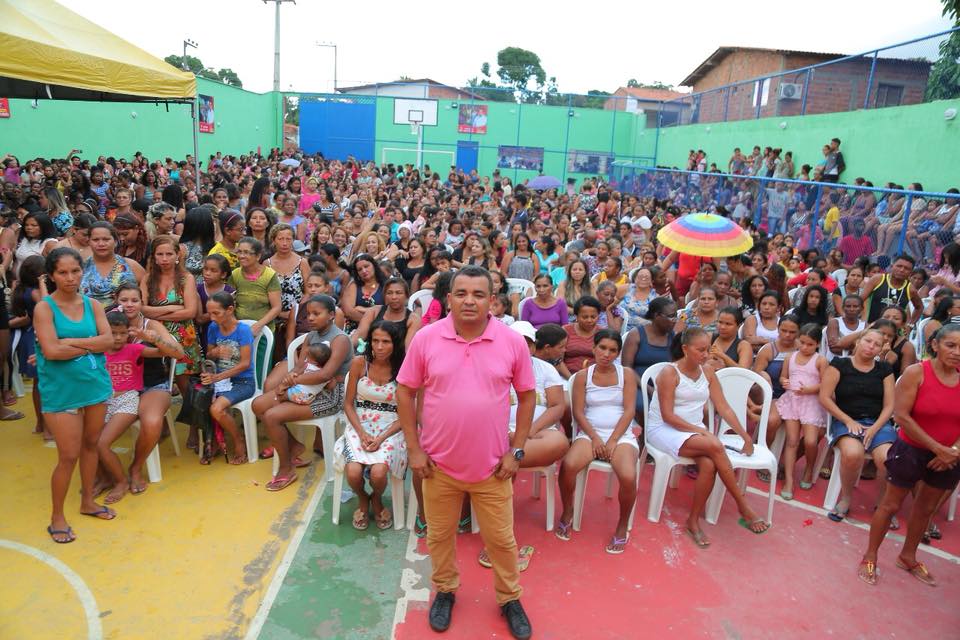 Edson Gaguinho realiza grande festa pra  as mães e distribui mais de 1.200 presentes