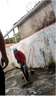 VÍDEO – Após matéria do Blog, prefeito de Morros manda limpar banheiro da rodoviária