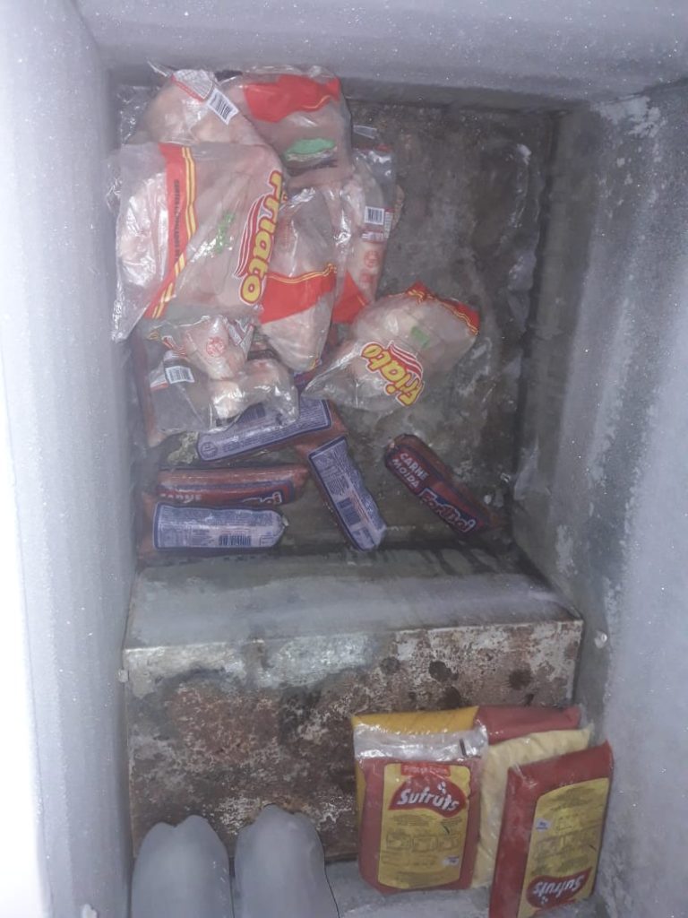 PAÇO DO LUMIAR – Merenda escolar é guardada em freezer enferrujado