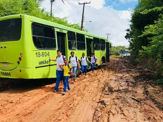Estudantes sofrem em estrada de lama, em Mojó, onde Dino e Dutra prometeram “Mais Asfalto”
