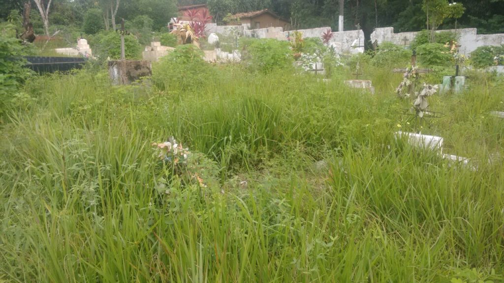 MORROS – Prefeito abandona cemitério