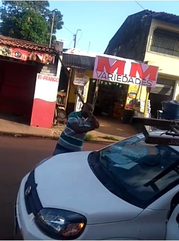 VÍDEO – Após ter energia cortada, homem “embucetado” quebra carro da CEMAR