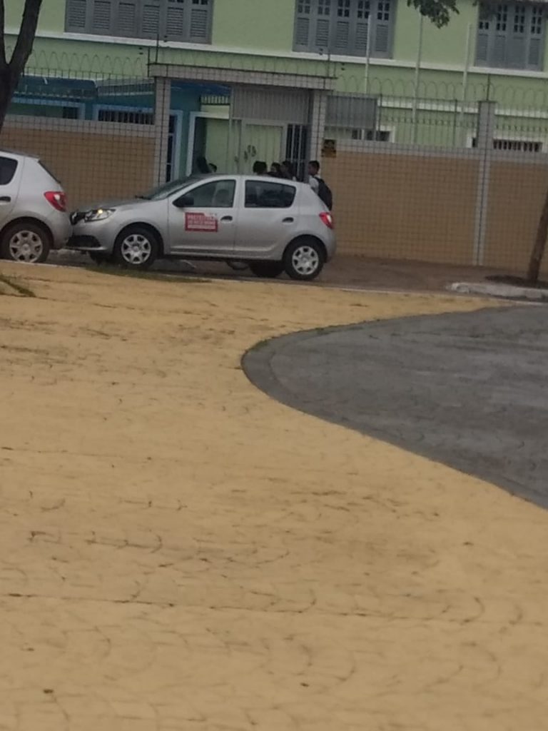 E PODE? Em Ribamar, funcionários usam carro da prefeitura para buscar filho na escola