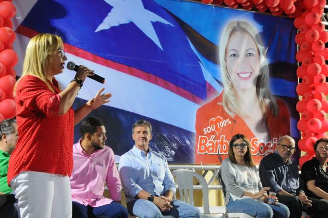Em sua própria casa, Bárbara Soeiro reúne  milhares de pessoas com lideranças políticas