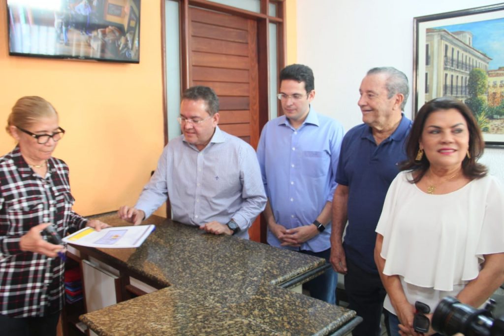 Roberto Rocha registra plano de governo em cartório