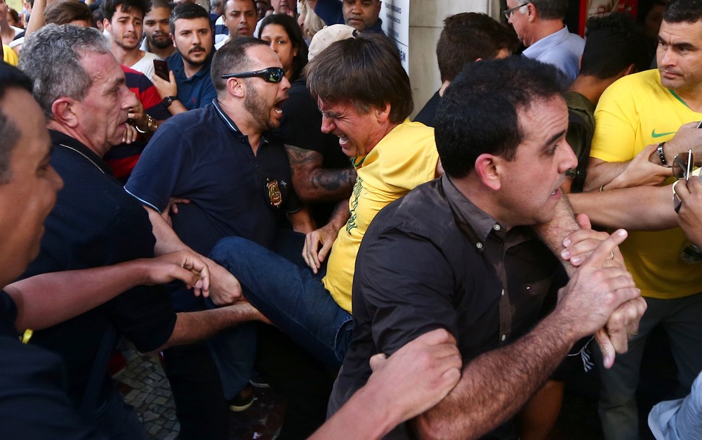 Bolsonaro é esfaqueado em ato de campanha em Juiz de Fora (MG)