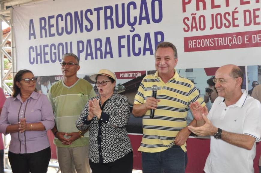 Seguindo com a reconstrução, Luis Fernando inicia mais obras de pavimentação na Maiobinha
