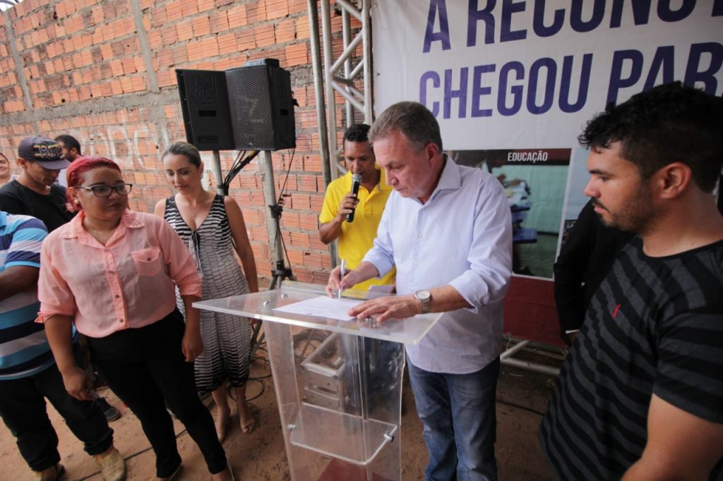 Luis Fernando inicia obras de pavimentação na Vila Mestre Antônio
