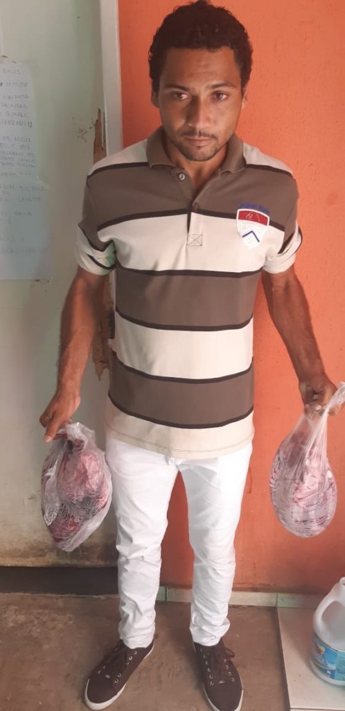 Gatuno – Homem é flagrado furtando carne no Mercadão Meneses, no Maiobão