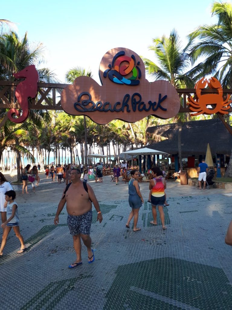 Imagem do dia – Flávio Dino aproveita feriadão no Beach Park em Fortaleza