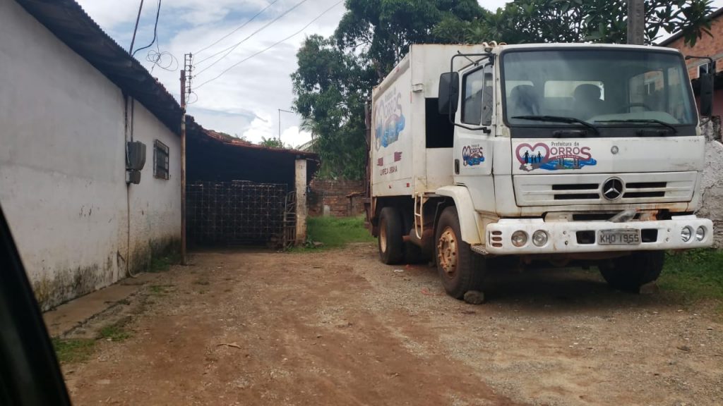 DINHEIRO NO RALO – Carro de lixo de Morros está “no prego” em Rosário há 3 meses
