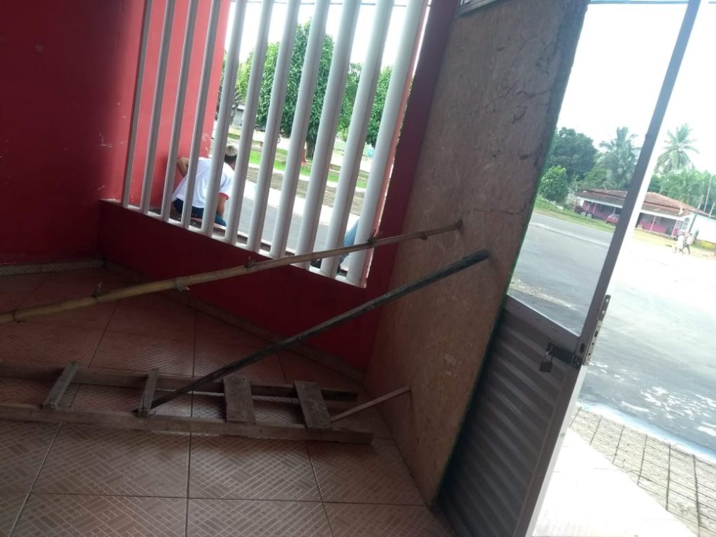 CACHOEIRA GRANDE – Enquanto Tonhão cai na gandaia, prédio da prefeitura cai aos pedaços