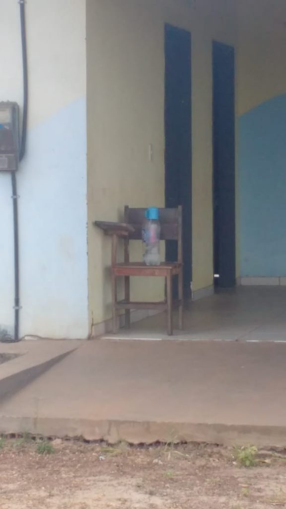 LAMENTÁVEL! Em Itapecuru, litro vira bebedouro em escola do município