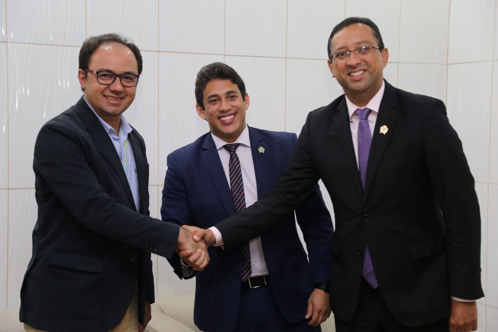 Osmar Filho celebra parceria que beneficiará servidores da CMSL com ingresso no ensino superior