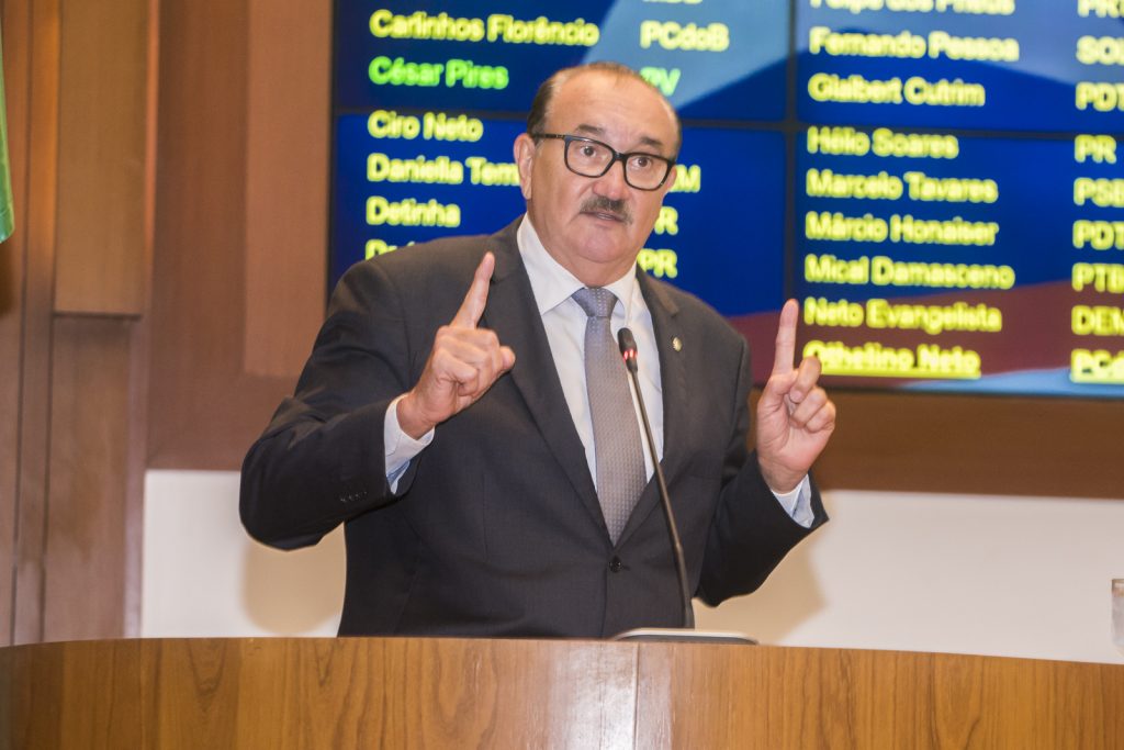 César Pires prega coerência dos parlamentares na atuação em plenário