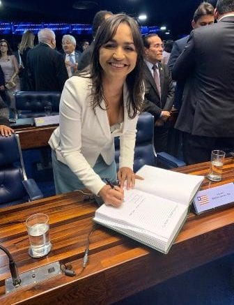 Toma posse a primeira mulher senadora, eleita fora do eixo da elite tradicional da política do Maranhão