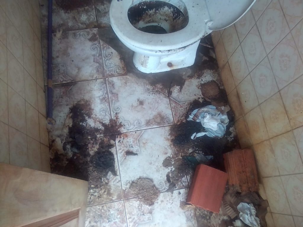 PORCARIA – Veja o estado do banheiro da rodoviária de Morros; Sidrack Feitosa relaxa município