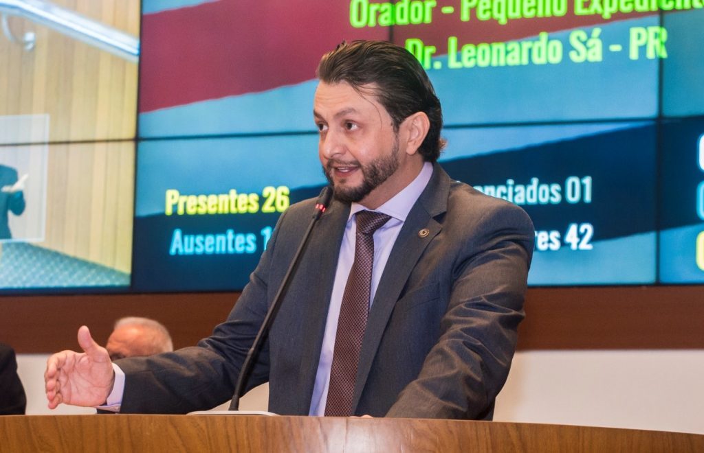 Leonardo Sá destaca trajetória política em primeiro discurso na AL