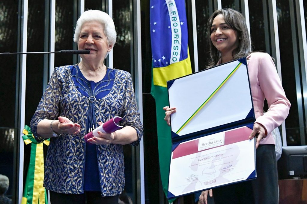 Helena Heluy recebe Diploma Bertha Lutz, por indicação da senadora Eliziane Gama