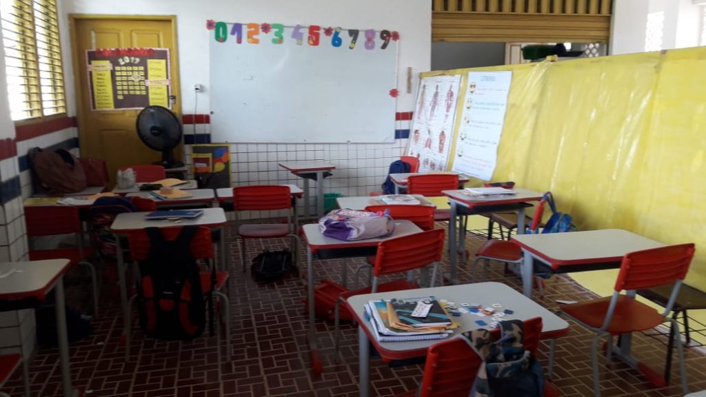 CÚMULO DO ABSURDO – Em Paço do Lumiar, alunos estudam em salas de lona