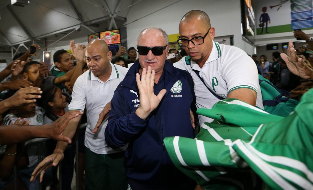 Com festa em aeroporto, Palmeiras chega a São Luís para jogo da Copa do Brasil