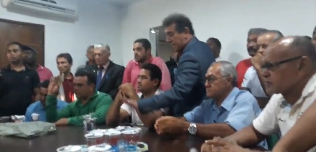 RIBAMAR – Vereadores Paulo Alencar e Nonato Lima perdem a compostura em discussão com líder comunitário