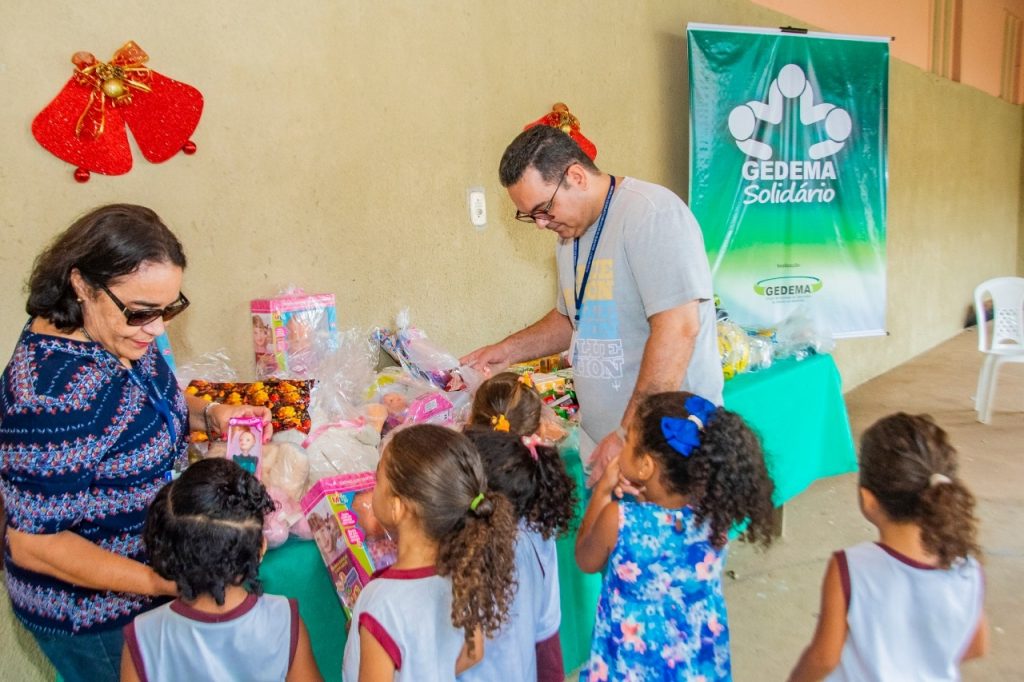 Campanha ‘Natal Solidário’ do Gedema doa brinquedos a crianças do Educandário Santo Antônio