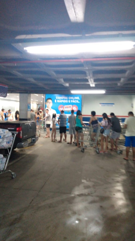 Após segundo caso de coronavirus no MA, pessoas fazem fila para compra em supermercados da capital