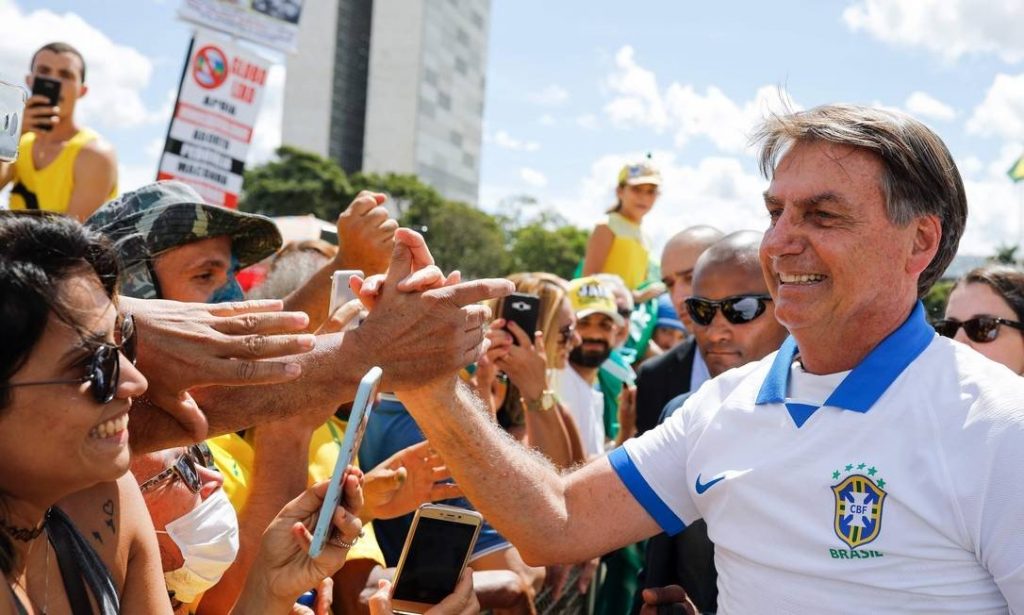 Contrariando recomendações da OMS, Bolsonaro diz que fará churrasco para 30 convidados no sábado
