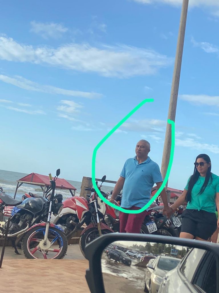 FOTO-FOFOCA – Prefeito de Viana é flagrado com “apresentadora” na Praia do Meio, em São Luís