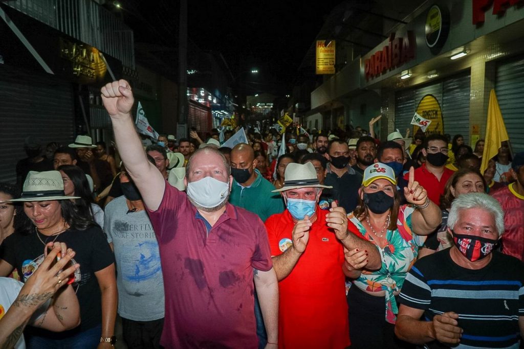 Em Vargem Grande, Othelino reforça apoio à reeleição de Carlinhos Barros em passeata de lançamento da campanha