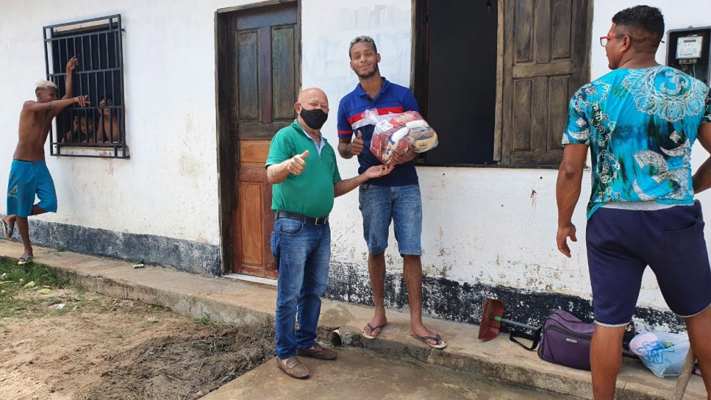 PAÇO DO LUMIAR – Vereador Puluca distribui mais de 100 cestas básicas