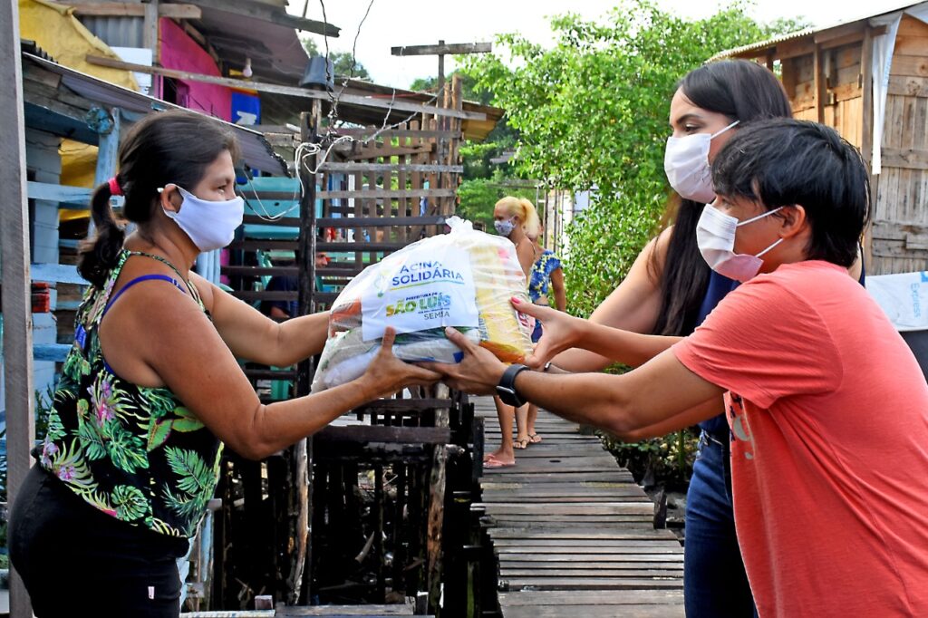 Prefeitura segue com a entrega de alimentos arrecadados pela campanha “Vacina Solidária” a famílias do bairro Divineia/Santa Cruz