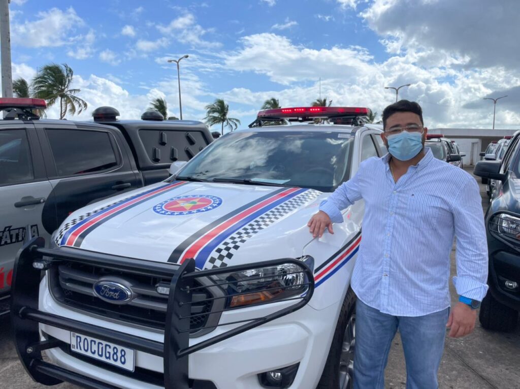 Prefeito Dr. Júnior recebe nova viatura da polícia para segurança pública de Peritoró