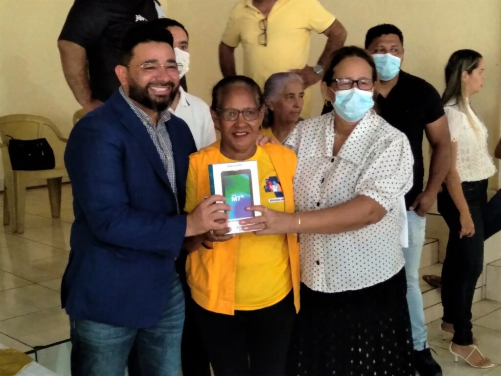 Agentes Comunitários de Saúde de Peritoró recebem tablets para atendimento domiciliar