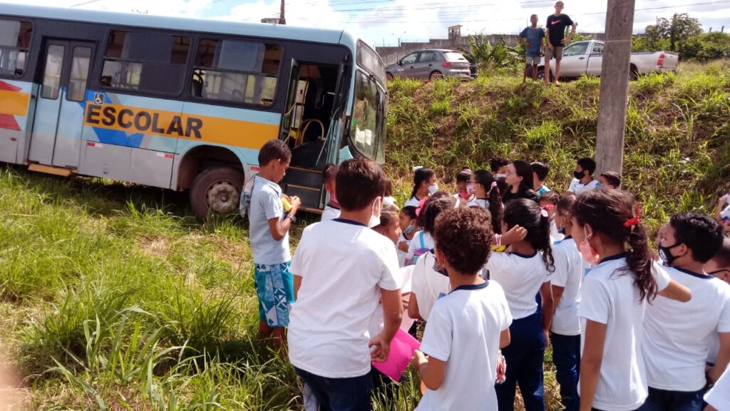Urgente! Ônibus escolar com alunos de São Luís sofre acidente na BR-135