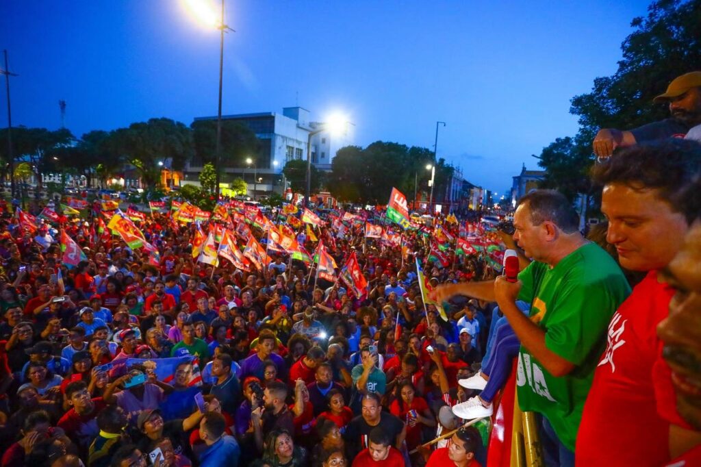 Reeleito, governador Carlos Brandão participa de caminhada de agradecimento