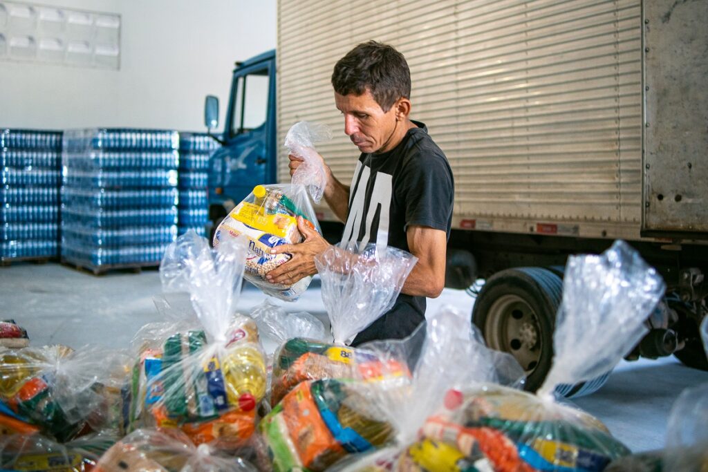 Governo distribui 100 mil cestas básicas e pescado na Semana Santa a famílias atingidas pelas chuvas e em situação de vulnerabilidade social