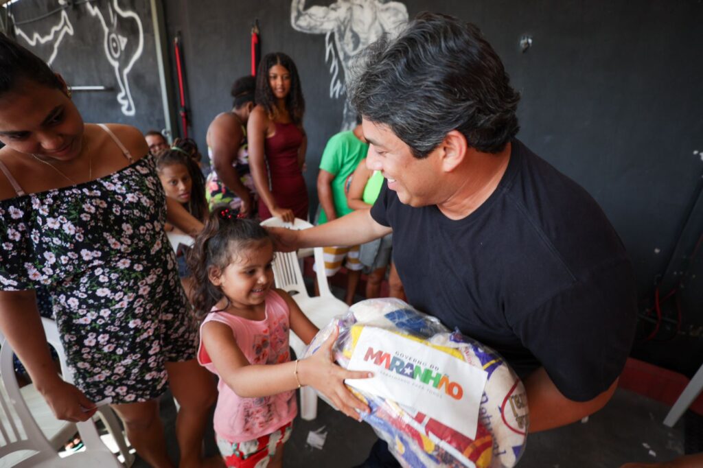 Osmar Filho distribui peixes e cestas básicas em São Luís e Baixada Maranhense na Semana Santa
