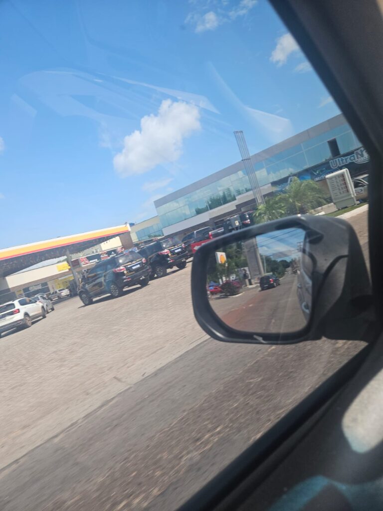 Foto-fofoca: carros da Polícia Federal são vistos em posto de gasolina em Paço do Lumiar