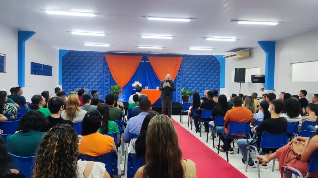 Promotor Dr. Raimundo Nonato palestra em Aula Magna do IESF; imagens