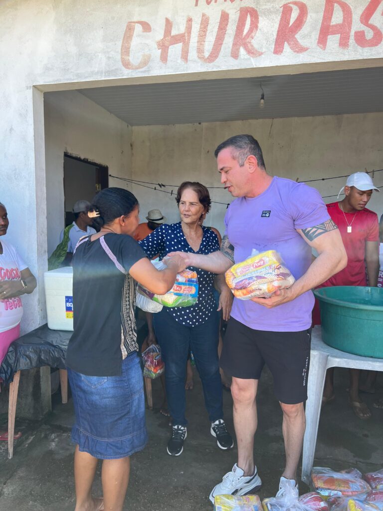 No dia do aniversário, Tiago do IESF distribui 400 cestas básicas em Paço do Lumiar
